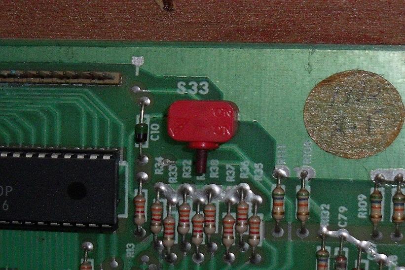 bouton-rouge-connecteur-j1-carte-alimentation-002.JPG